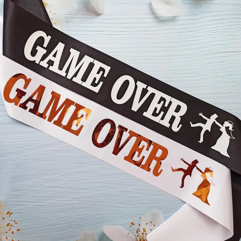 Party Games Bridal Shower - สายสะพายข้างสำหรับเจ้าบ่าวในงานปาร์ตี้สละโสด ลาย Game Over สีดำและสีขาว สำหรับงานเลี้ยงฉลองก่อนแต่งงาน